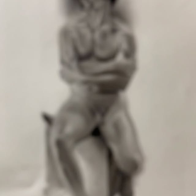 Desenho de figura humana em tons de grafite